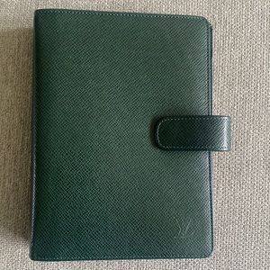 Louis Vuitton Authentic Taiga MM Agenda in the color Epicea